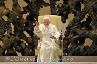 Dans une grande émotion, Benoît XVI rencontre une dernière fois le clergé de Rome